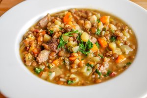 Tocanita de linte cu legume si carne – mancare calda pentru zile reci