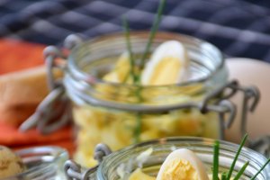 Salata cremoasa de oua cu maioneza si verdeata – gust simplu, de fiecare zi