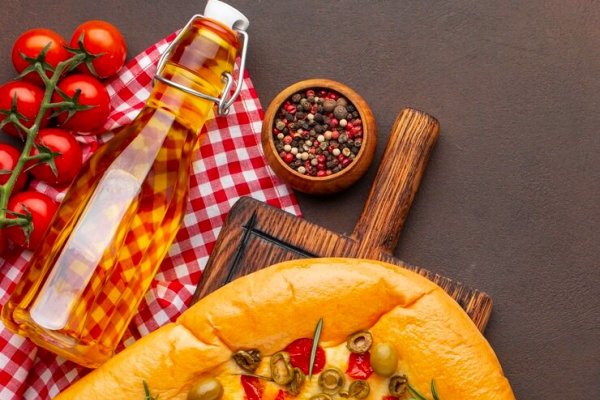 Focaccia cu masline verzi, rosii cherry si rozmarin