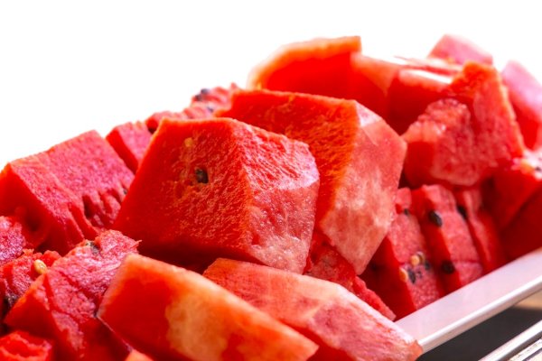 Pepenele rosu: regele fructelor de vara - beneficii, utilizari si curiozitati