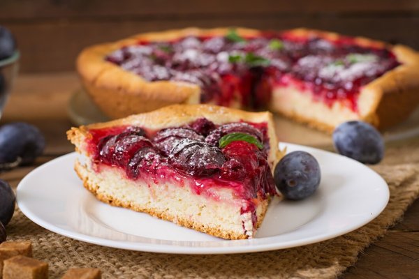 Tarta cu prune si zmeura - frageda si aromata