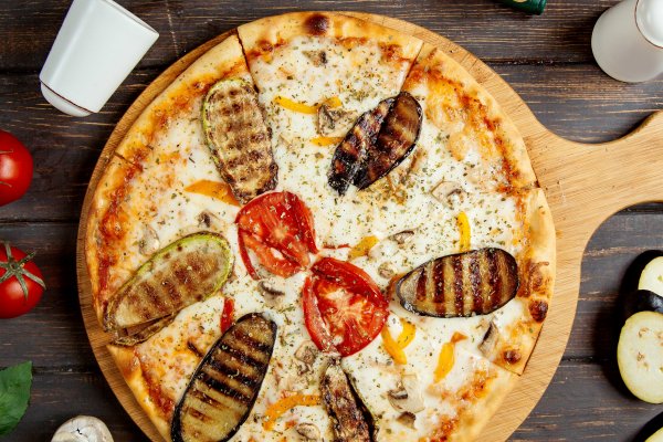 Pizza cu vinete si rosii la cuptor