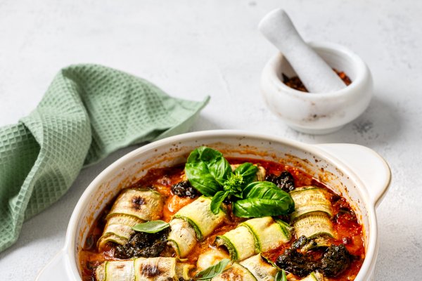 Rulouri de dovlecei cu branza la cuptor, in sos de rosii