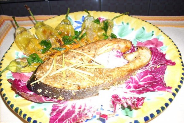 Somon cu garnitura de flori de dovlecel umplute