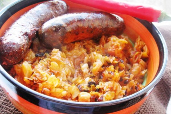 Varza calita cu carnati de casa