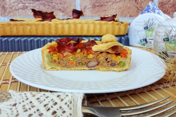 Tarta cu carne tocata si legume mexicane