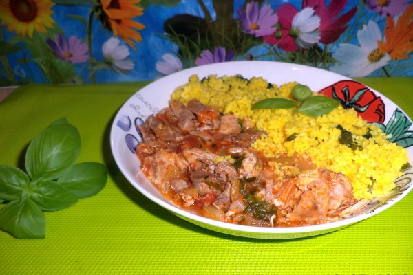 Curcan in sos de rosii cu cuscus aromat