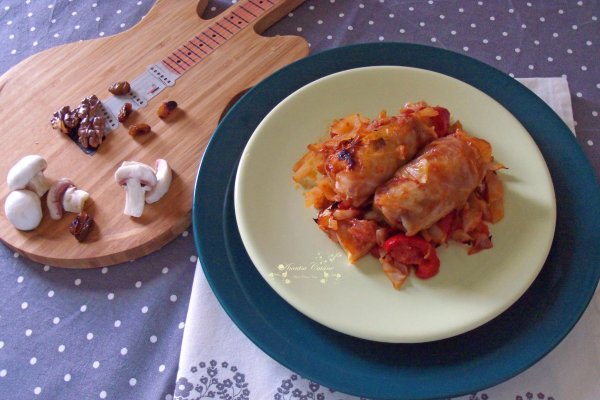 Sarmale în varză dulce, cu orez, ciuperci şi fructe uscate