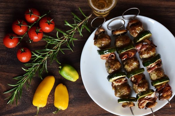 4 rețete delicioase de frigărui la grătar