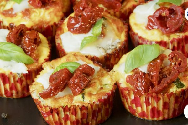 Brioșe cu ou și gorgonzola dulce