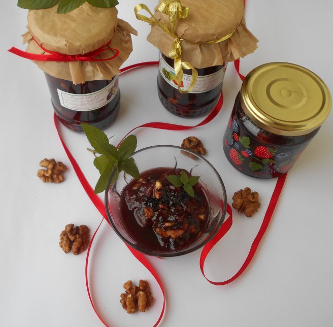 Dulceata cu pepene galben, piersici, afine si nuci