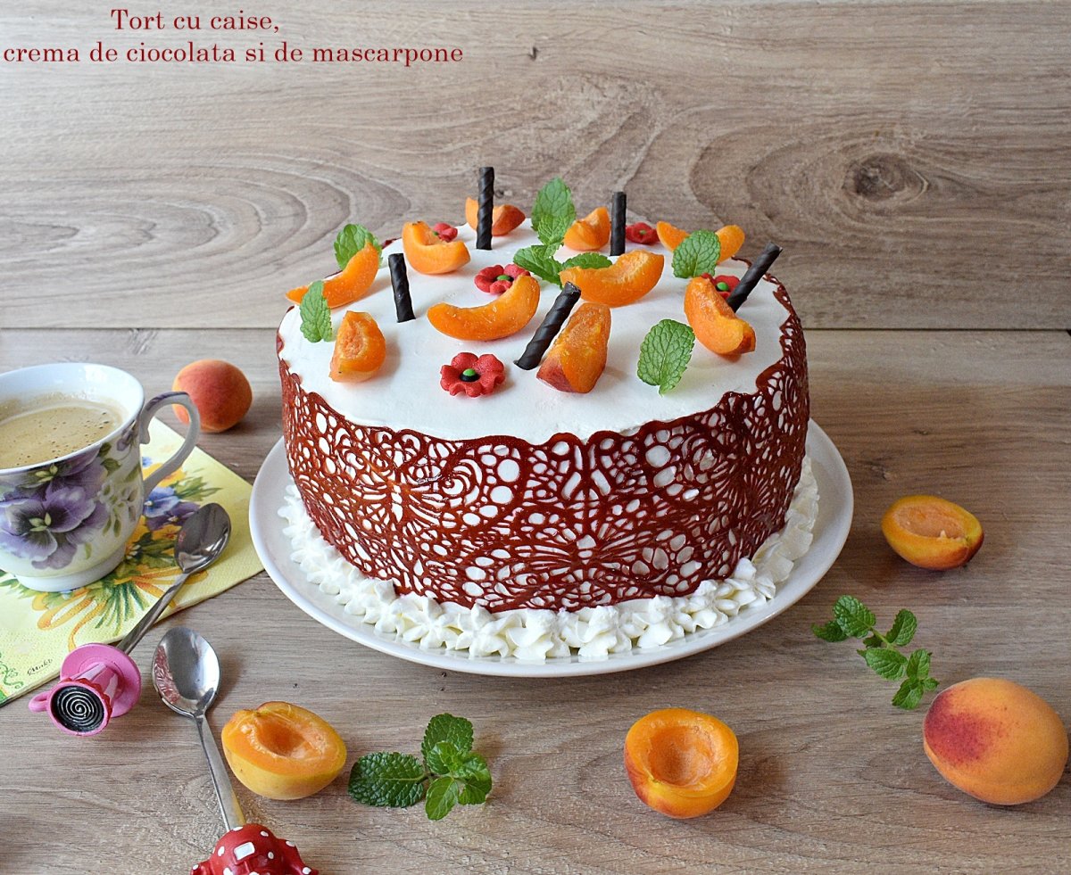 Tort cu caise, crema de ciocolata si de mascarpone