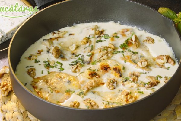 Pui cu sos gorgonzola și nuci