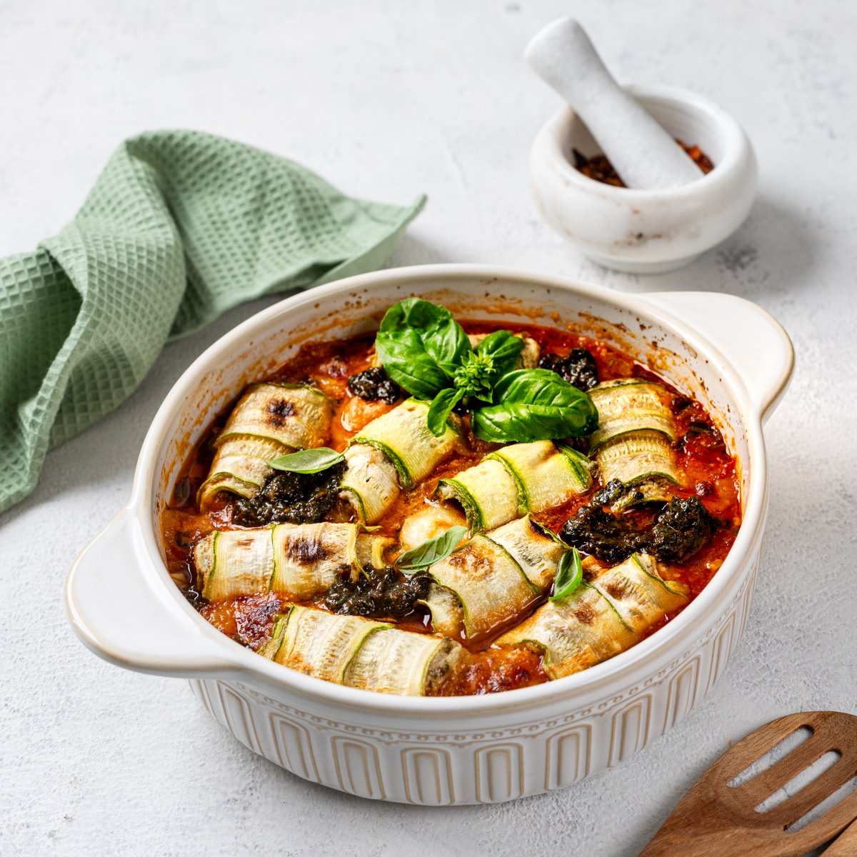 Rulouri de dovlecei cu branza la cuptor, in sos de rosii