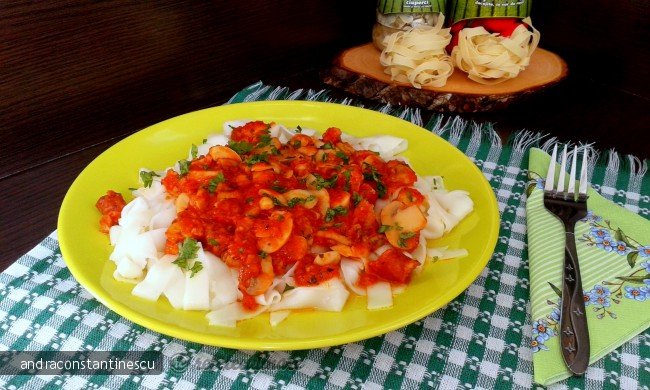 Tagliatelle cu ciuperci, carnati si sos de rosii cu usturoi