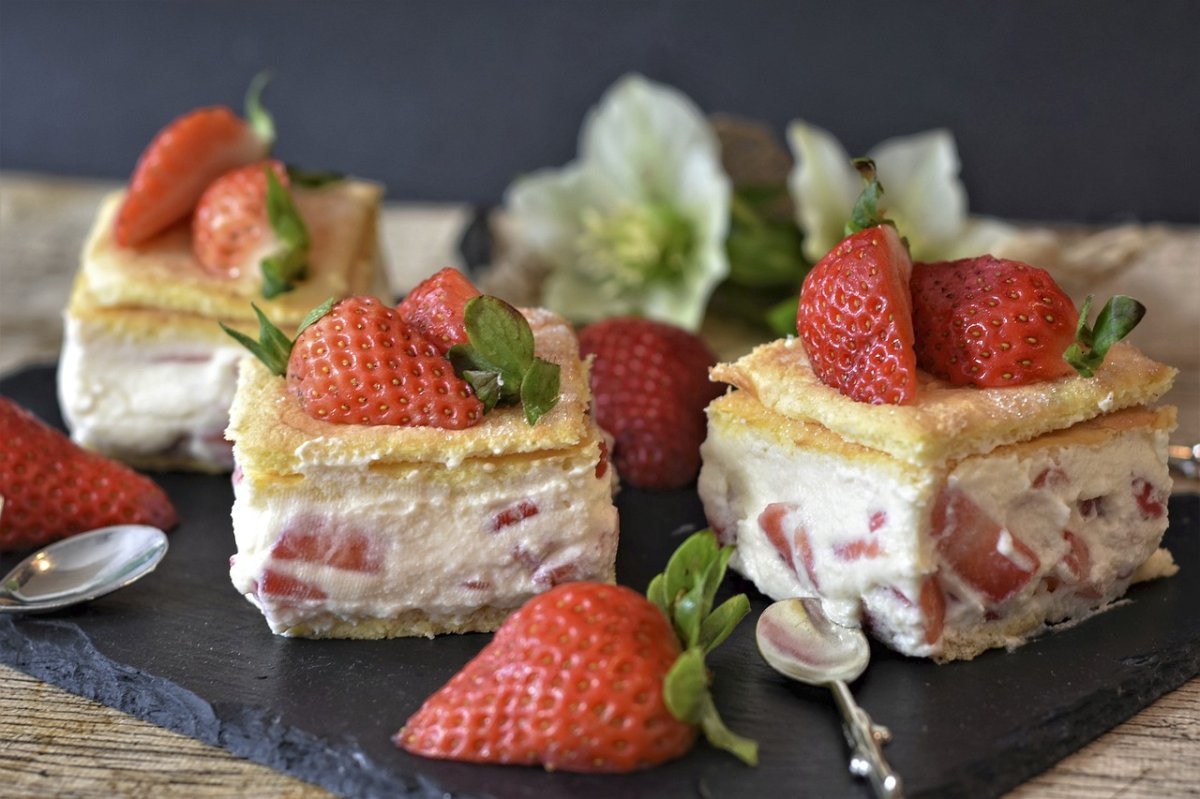 Prajitura cu capsuni si crema de frisca  -  delicioasa, racoroasa si usoara