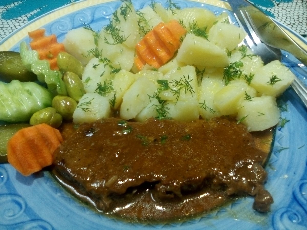 Friptura in sos barbeque cu garnitura de cartofi natur