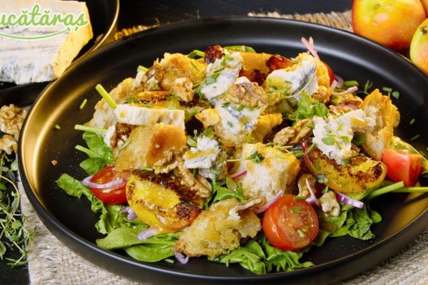 Salată cu nectarine caramelizate și brânză gorgonzola