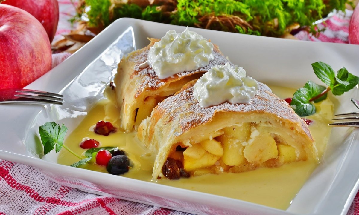 Strudel cu mere - un desert clasic, aromat si usor de pregatit