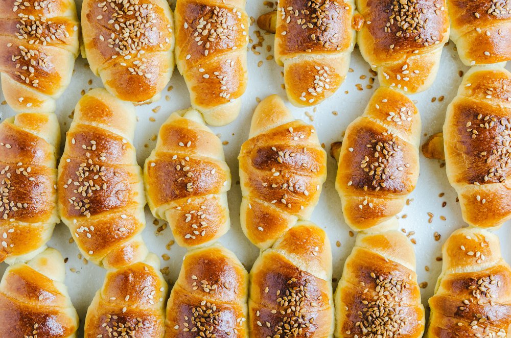 Cornuri mici pufoase cu susan - fragede si perfecte pentru micul dejun sau gustare