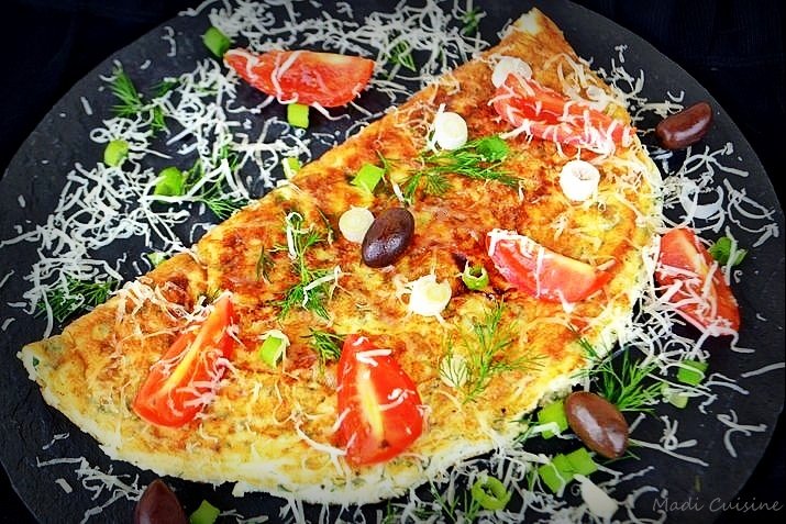 Omleta cu branza de oaie si ceapa verde