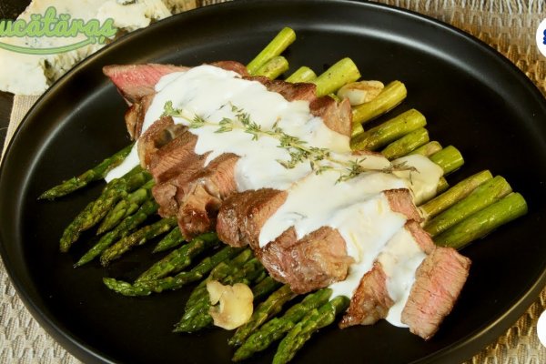 Antricot de vită cu sos gorgonzola și sparanghel