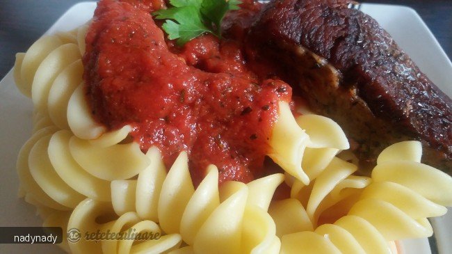 Paste cu Sos Aromat de Rosii si Friptura de Vitel