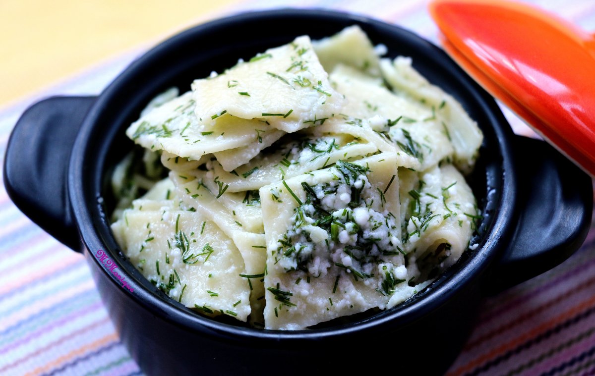 Taitei de casa cu telemea de oaie si marar